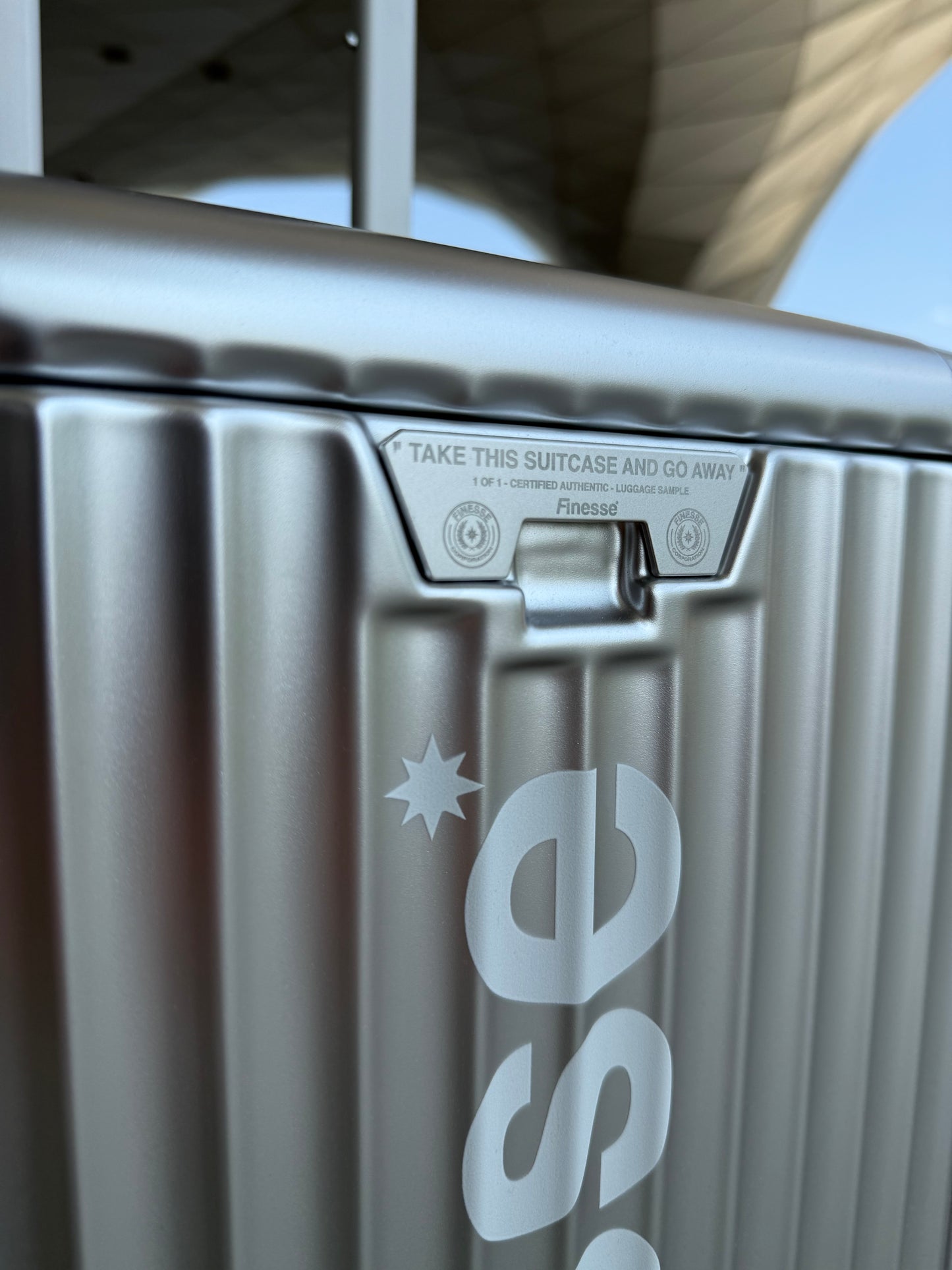 Zoom sur un détail de la valise Finesse Go Away Suitcase.