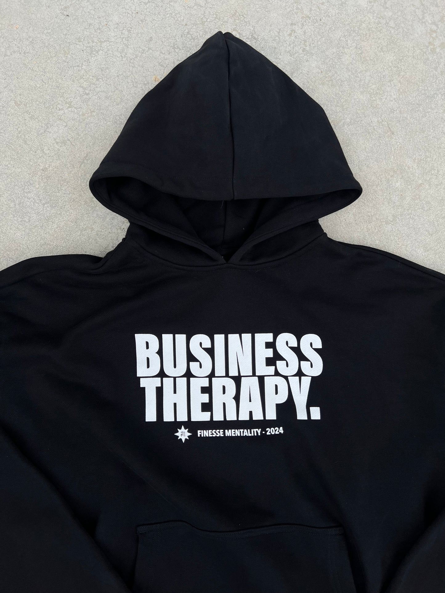 Zoom sur l’imprimé Business Therapy du hoodie Finesse Business Therapy.