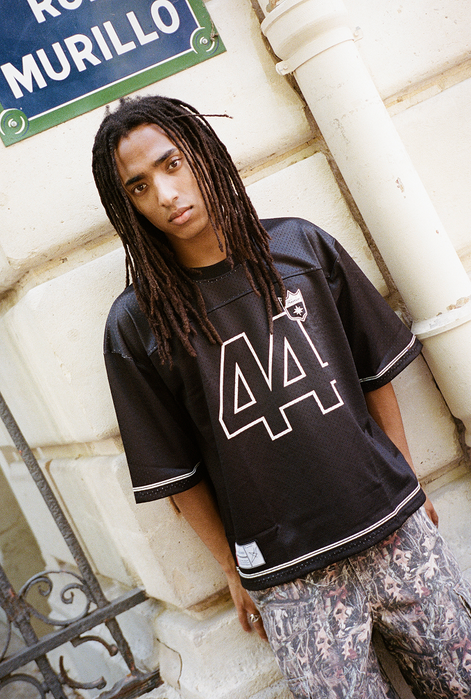 Portrait d’un homme en Jersey 44 black rue Murillo, regard profond vers caméra.