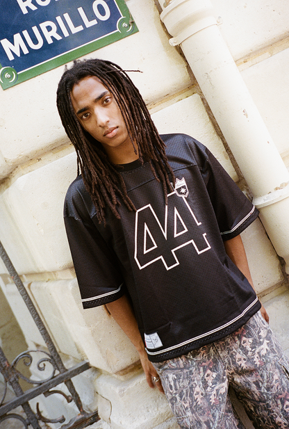 Portrait d’un homme en Jersey 44 black rue Murillo, regard profond vers caméra.