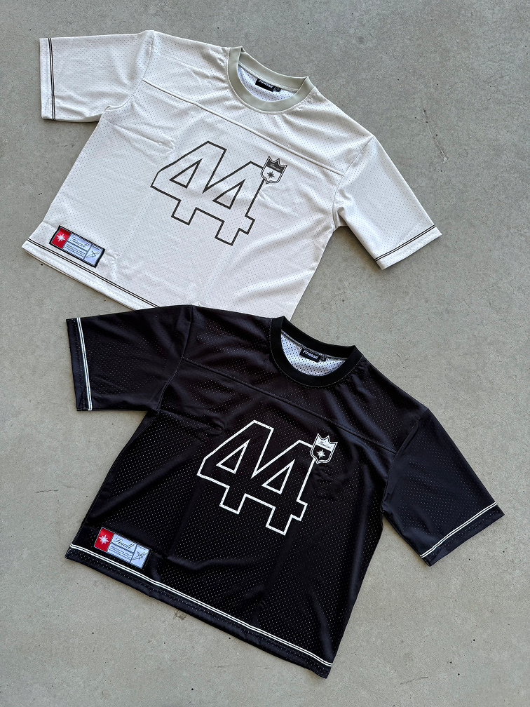 Jersey 44 black et 44 white superposés au sol en packshot.