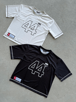 Jersey 44 black et 44 white superposés au sol en packshot.