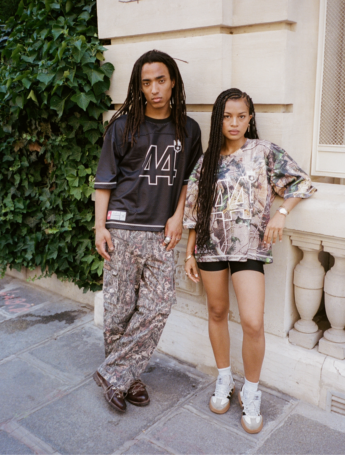 Femme en Jersey 44 camo et homme en Jersey 44 black, posés dans une rue parisienne