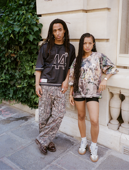 Femme en Jersey 44 camo et homme en Jersey 44 black, posés dans une rue parisienne