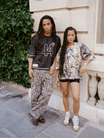 Femme en Jersey 44 camo et homme en Jersey 44 black, posés dans une rue parisienne