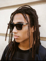 Portrait buste d’un homme en Jersey 44 green et Sign Cap, montre visible