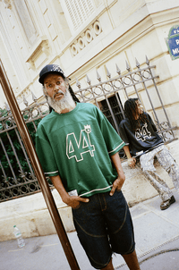 Homme âgé barbe grise en Jersey 44 green et casquette Finesse Sign Cap.