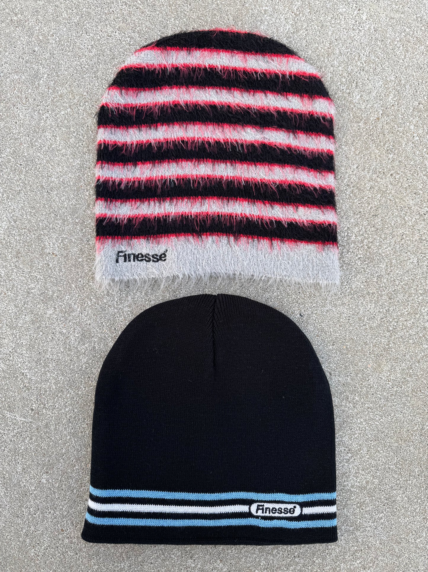 Bonnet Finesse Lacoste Beanie et Mohair Beanie posés au sol en packshot.