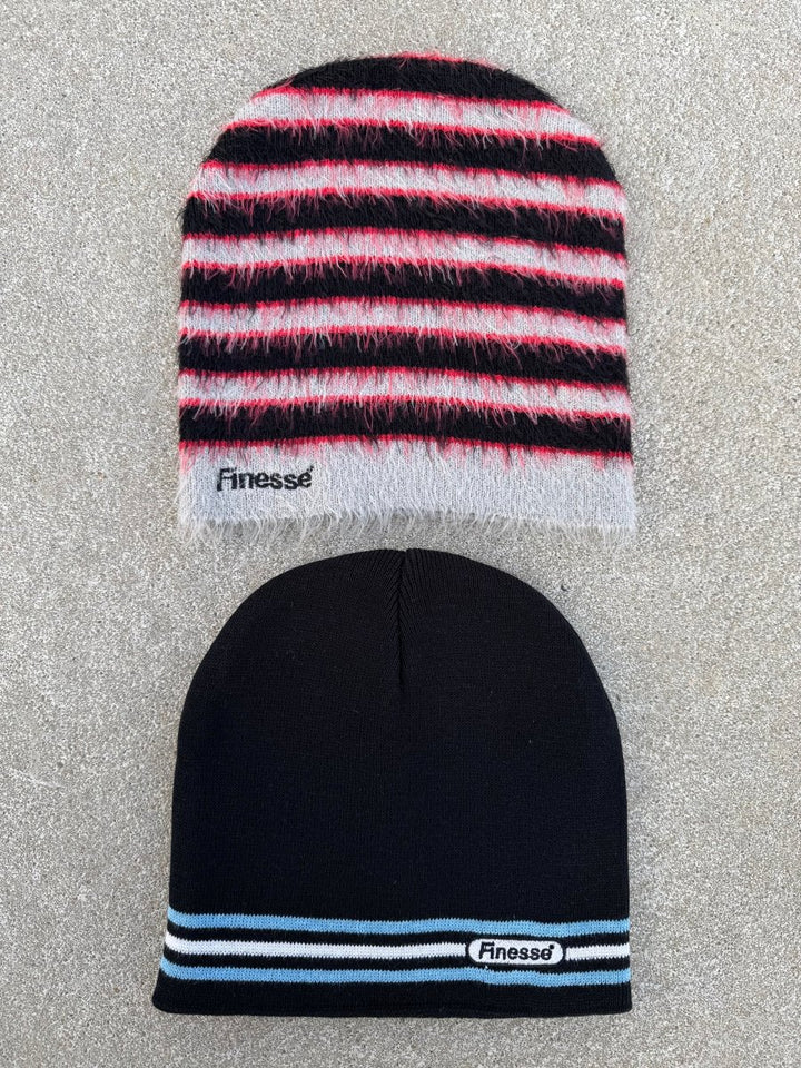 Bonnet Finesse Lacoste Beanie et Mohair Beanie posés au sol en packshot.