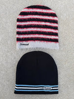 Bonnet Finesse Lacoste Beanie et Mohair Beanie posés au sol en packshot.