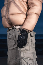 Zoom sur un homme portant les Finesse Leather Gloves effet crocodile