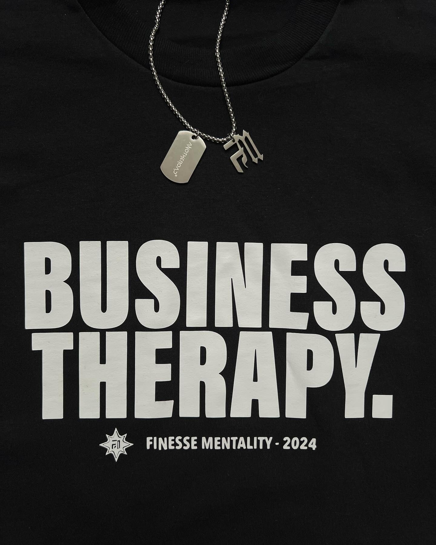 Gros plan sur l’imprimé Business Therapy ‘Finest Mentality-2024’ d’un long-sleeve, avec la chaîne Finest Another Road.