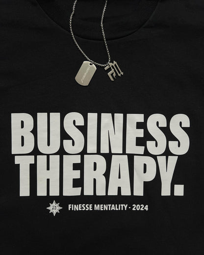 Gros plan sur l’imprimé Business Therapy ‘Finest Mentality-2024’ d’un long-sleeve, avec la chaîne Finest Another Road.