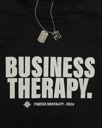 Gros plan sur l’imprimé Business Therapy ‘Finest Mentality-2024’ d’un long-sleeve, avec la chaîne Finest Another Road 3