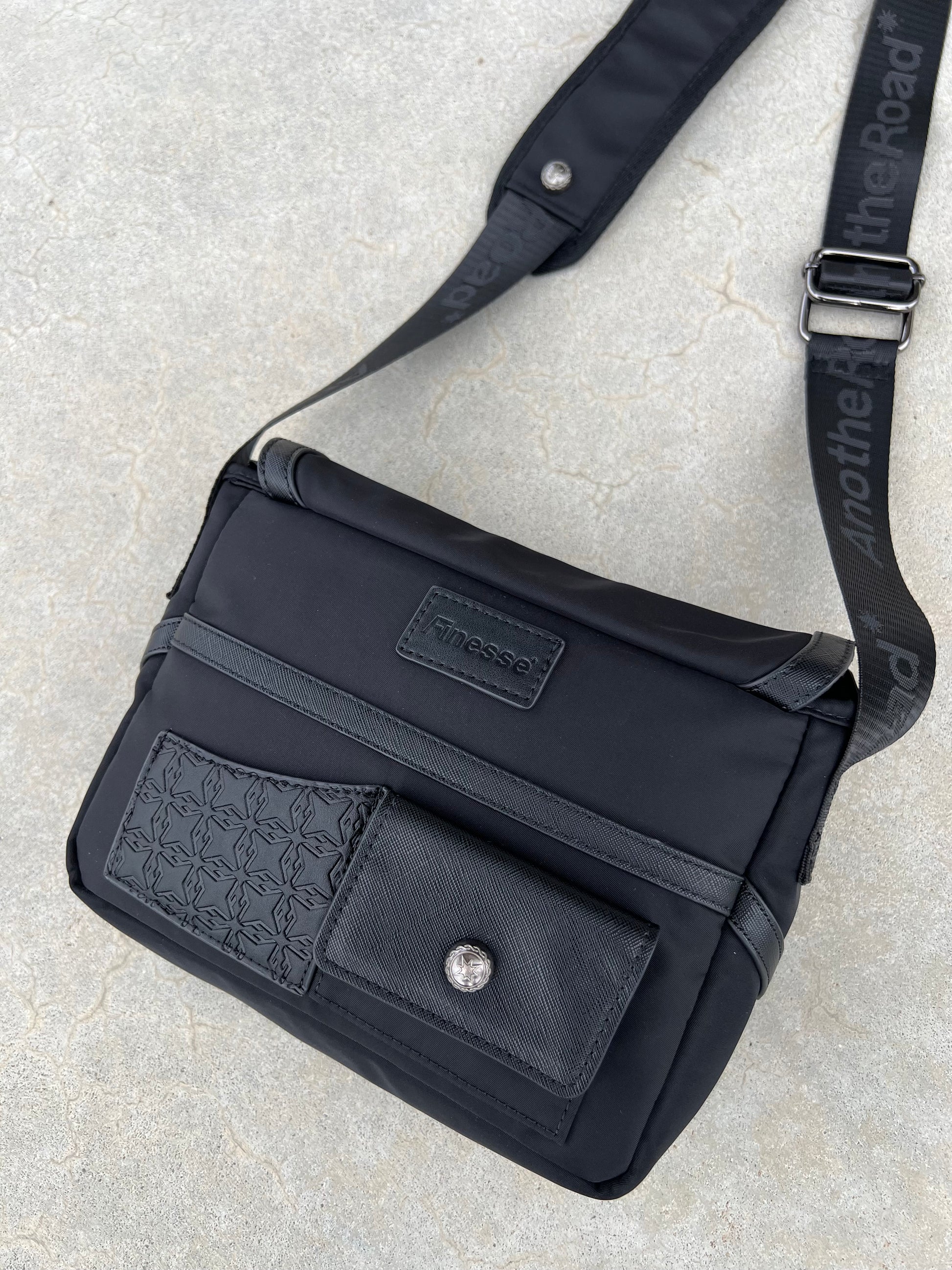 Sacoche Finesse Memorial Bag vue de dos au sol, détails visibles.