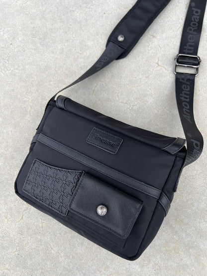 Sacoche Finesse Memorial Bag vue de dos au sol, détails visibles.