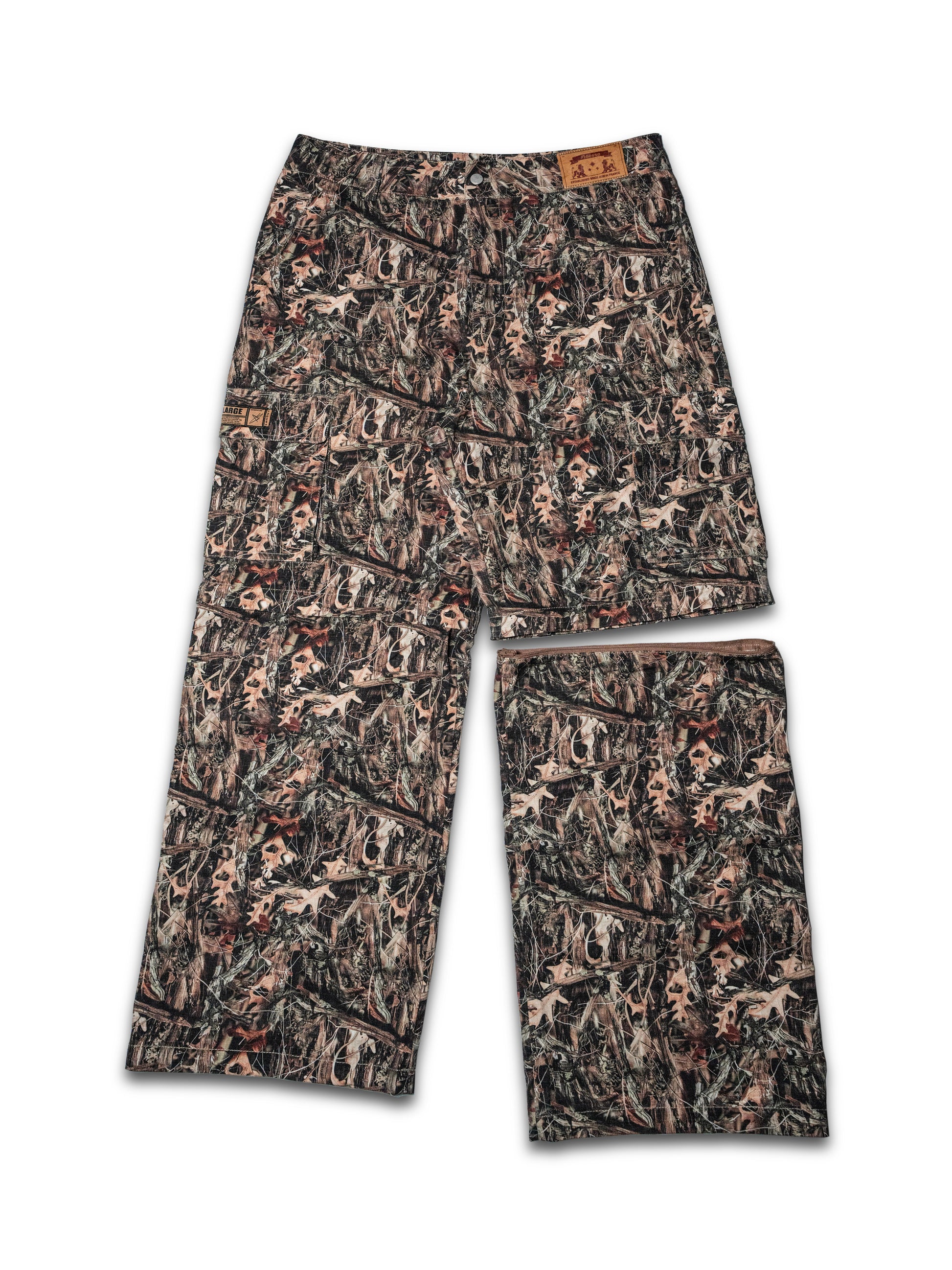 Pantalon cargo camouflage avec jambes détachables, modulable en short, design militaire moderne et fonctionnel.