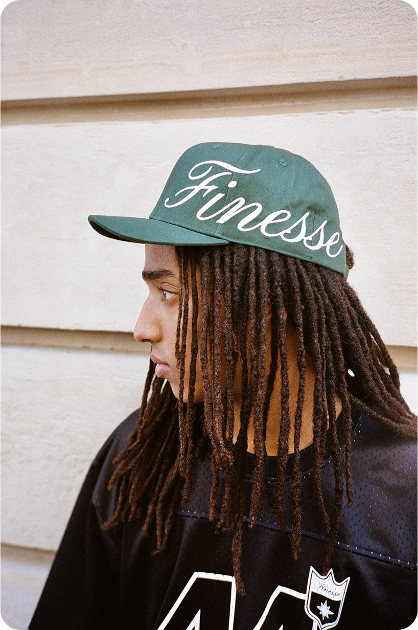 Homme en Finesse Sign Cap verte regardant à droite, plan sérieux