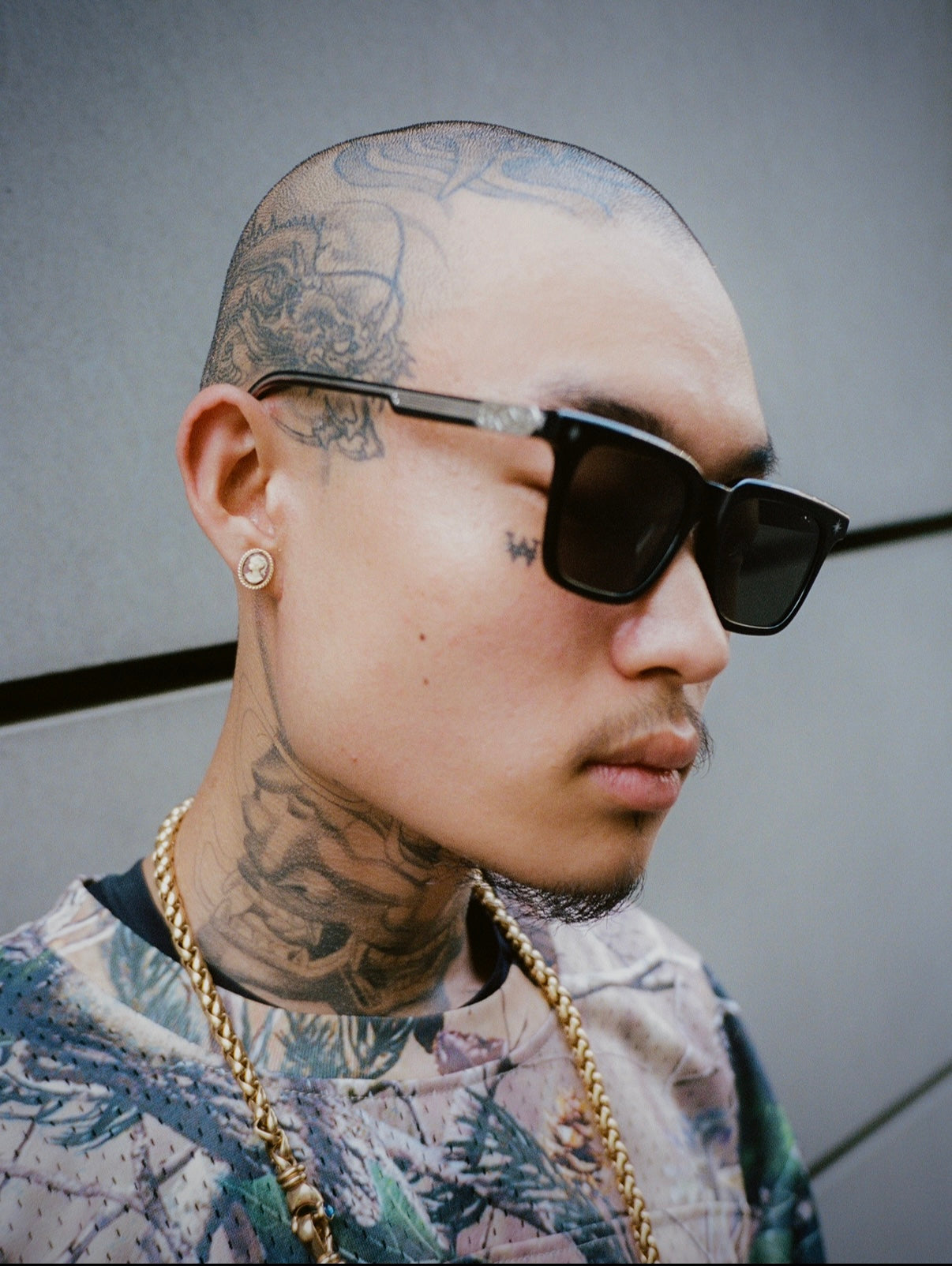 Homme rasé portant les lunettes Finesse Sunglasses Series 01