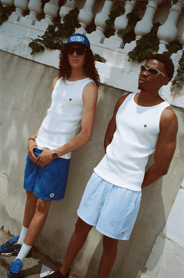 Deux hommes dans la rue en Swim Shorts (Blue Lagoon & Sky Blue) et Tank Top.