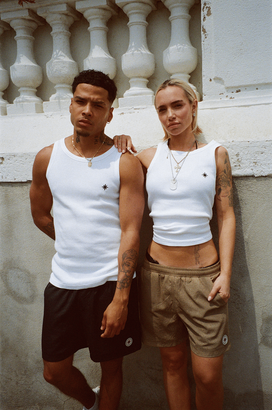 Femme en Swim Shorts Big Brown et homme en Sky Blue, tous deux avec Tank Top.