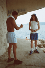 Deux hommes rient sous un rocher des calanques, en Swim Shorts et Tank Top