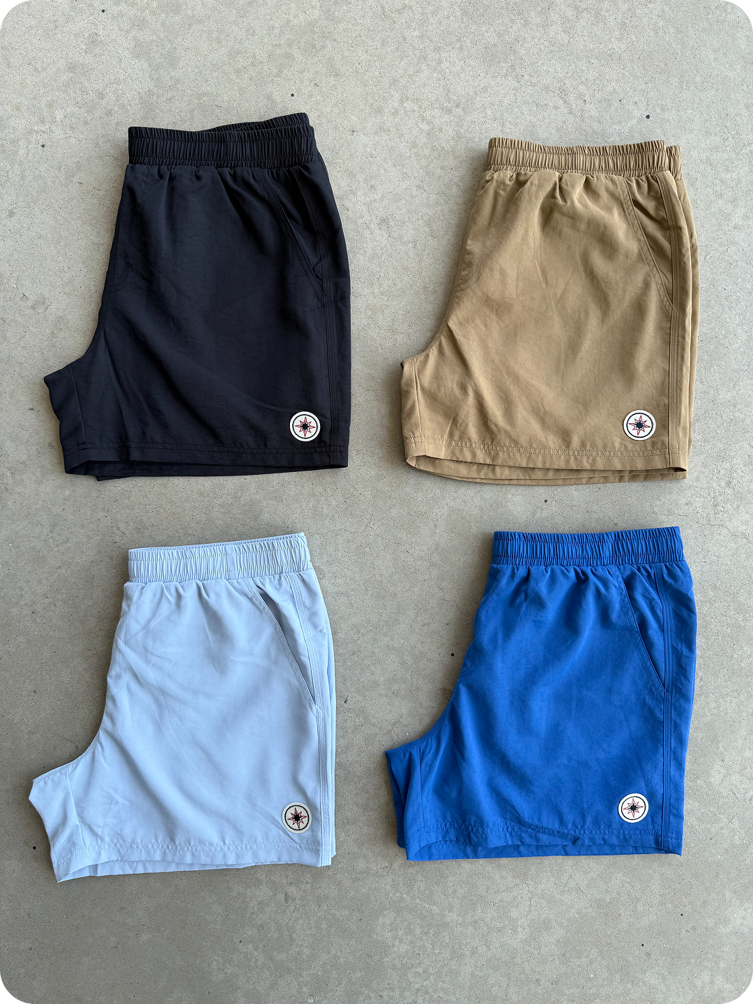 Quatre Swim Shorts Finesse alignés au sol en packshot.