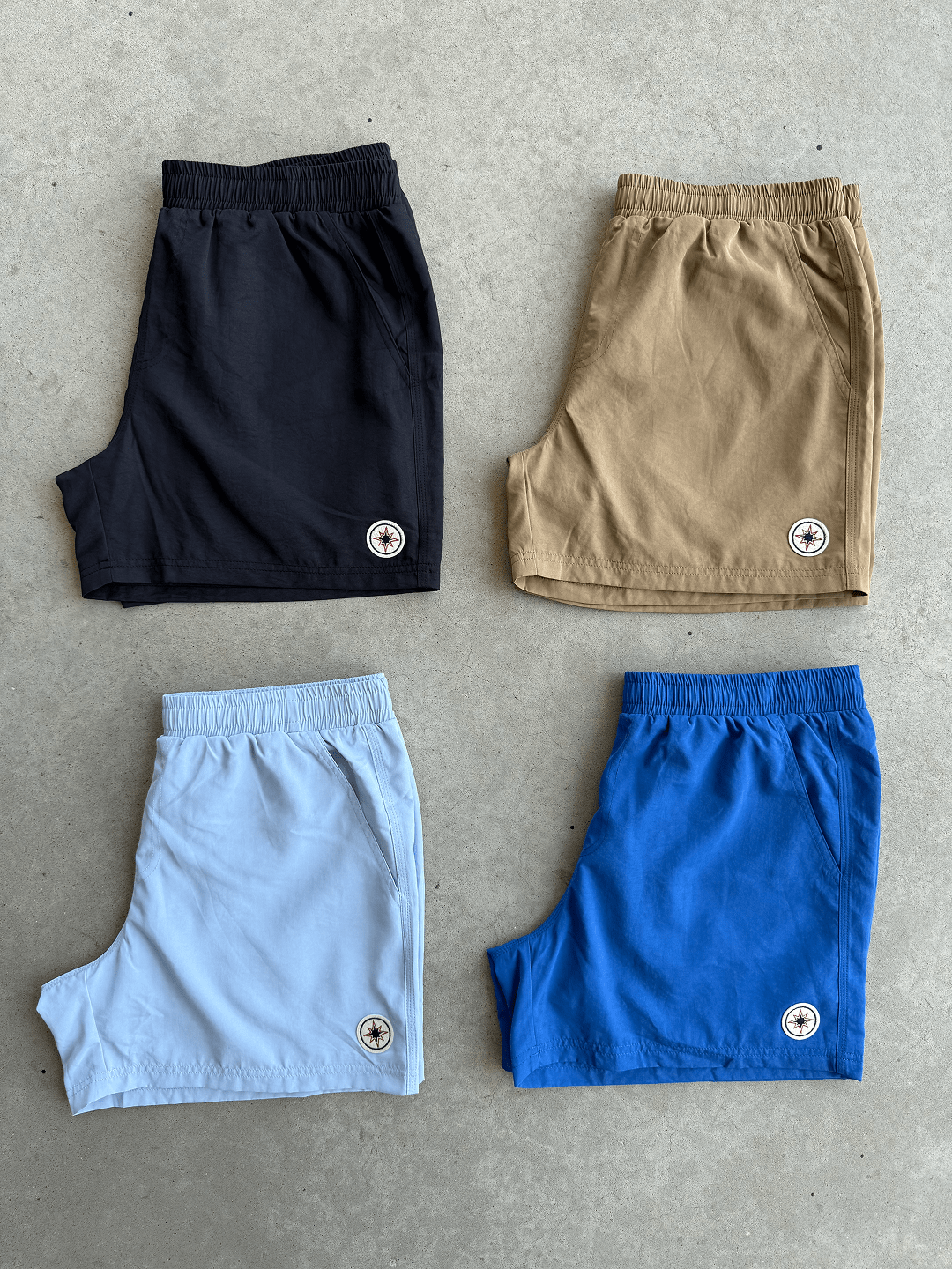 Quatre modèles de Swim Shorts Finesse présentés côte à côte au sol.