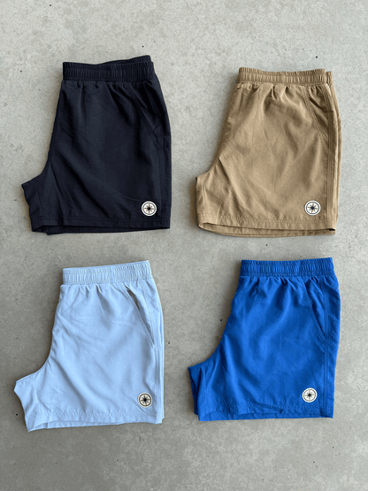 Quatre modèles de Swim Shorts Finesse présentés côte à côte au sol.