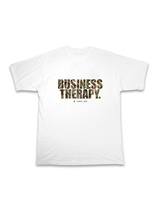 T-shirt Business Therapy avec logo Arial rempli motif camouflage sur la poitrine, style minimaliste et moderne.