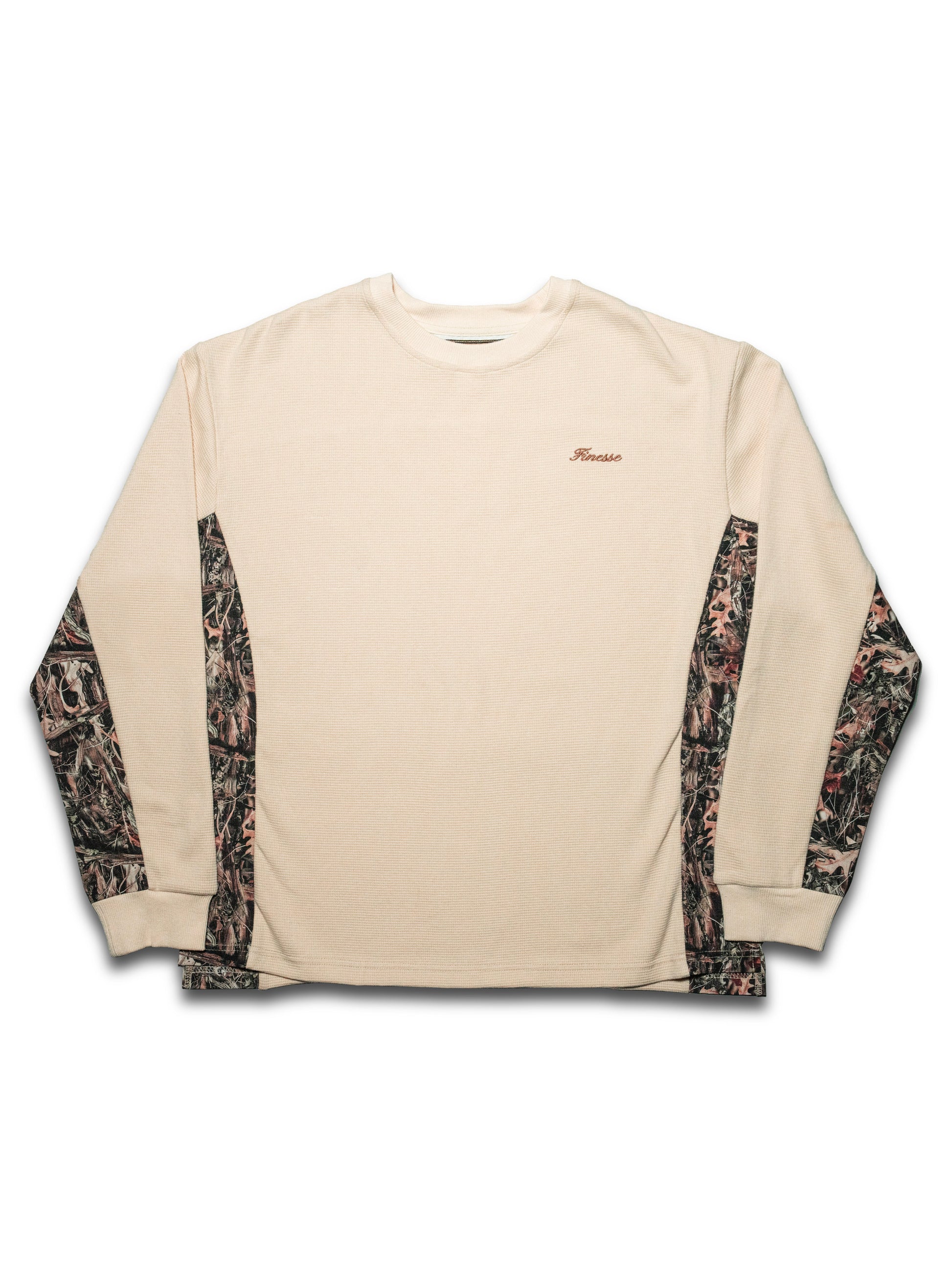 T-shirt manches longues beige style militaire avec broderie Finesse et détails camouflage discrets sur les manches.