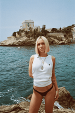 Femme à la plage dans les calanques de Marseille portant un Tank Top Finesse