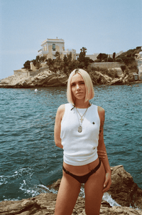 Femme à la plage dans les calanques de Marseille portant un Tank Top Finesse