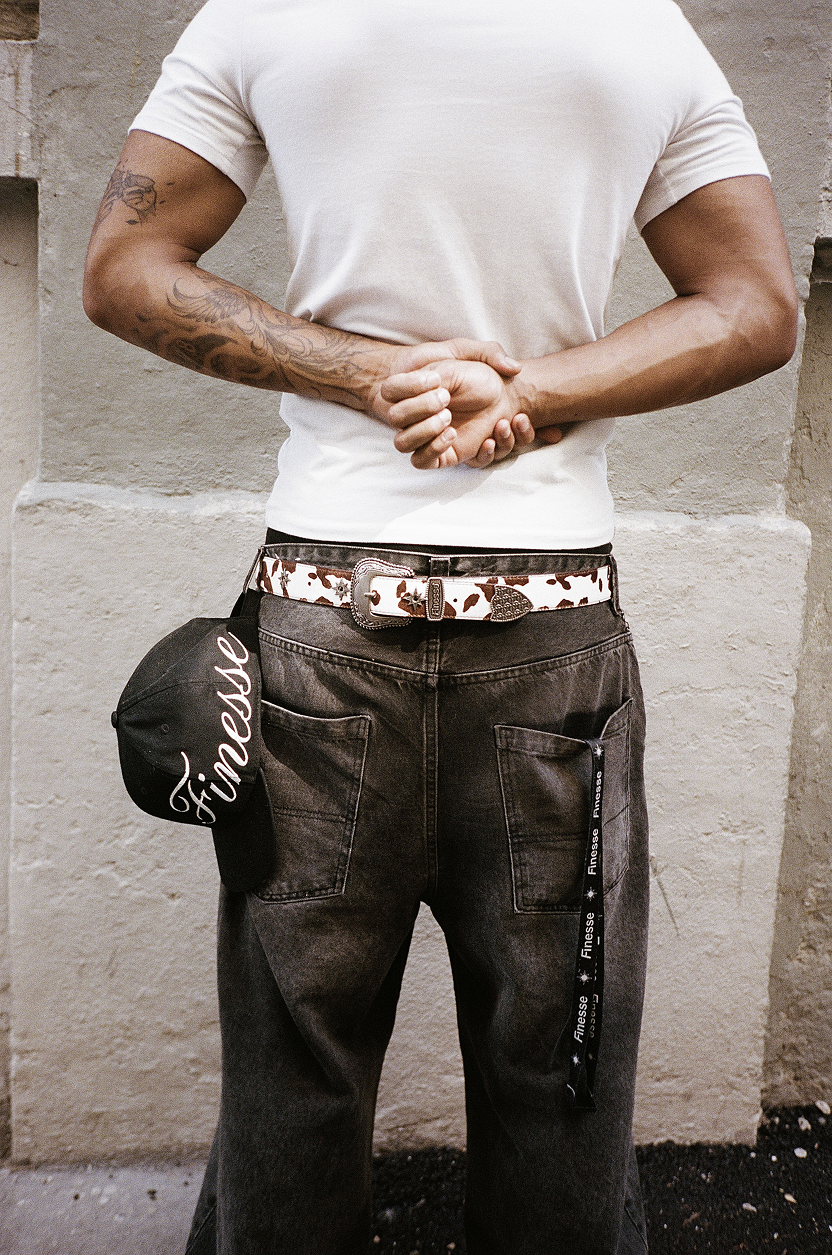 Nouvelle ceinture Finesse portée par un mannequin de dos en extérieur urbain