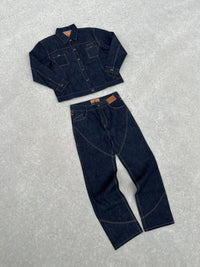 Ensemble Finesse ADV Denim set à plat sur fond neutre, vue en plongée, bleu jean marqué.