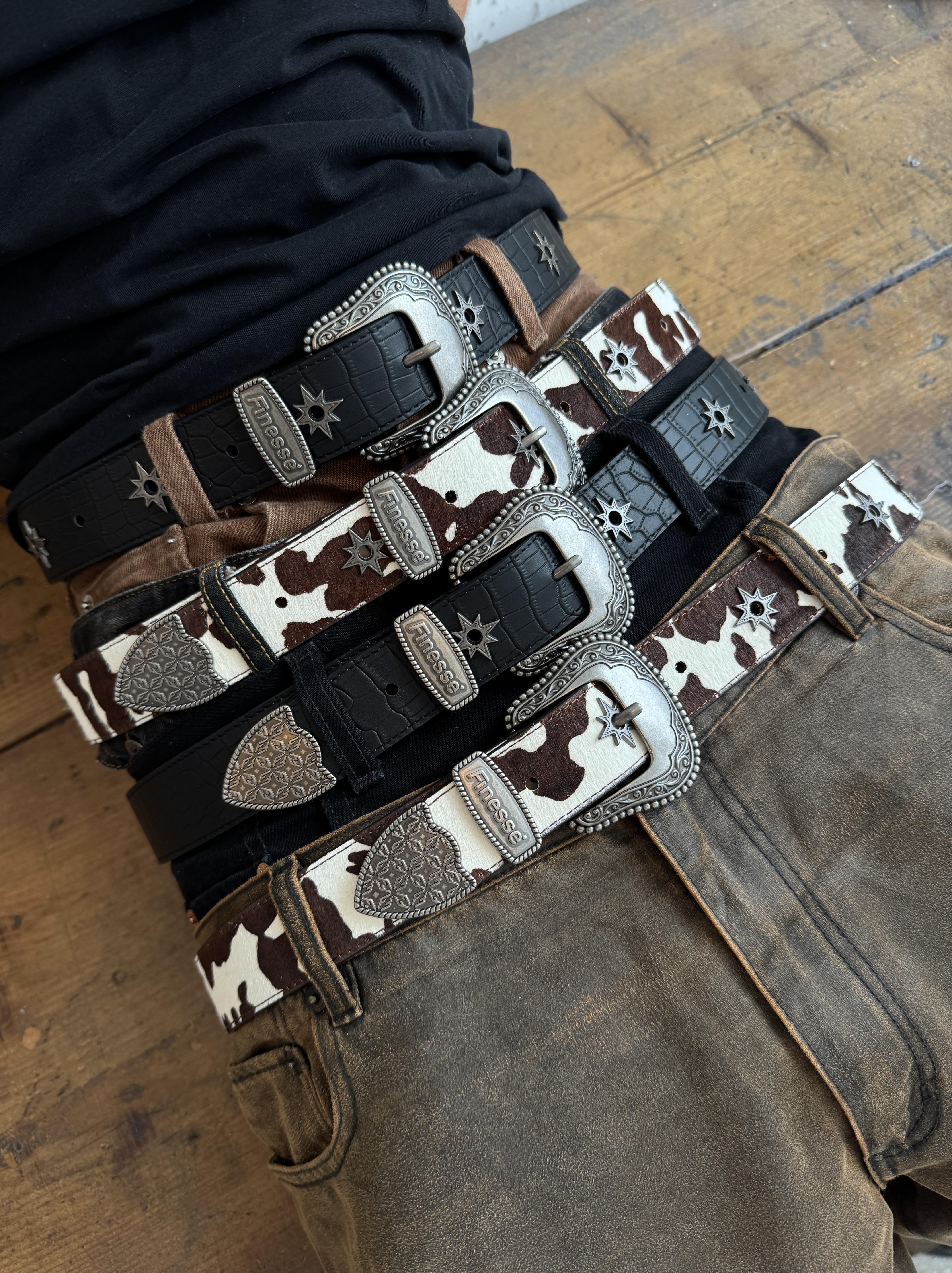 Look streetwear Finesse : mannequin portant quatre jeans et quatre ceintures, style mode homme minimaliste