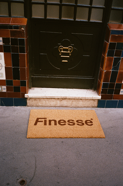 Paillasson Finesse placé devant une porte dans la rue, vue en contexte d’usage
