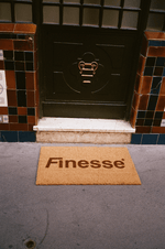 Paillasson Finesse placé devant une porte dans la rue, vue en contexte d’usage