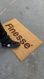 Paillasson Finesse utilisé par une chaussure de luxe dans la rue, démonstration en contexte réel