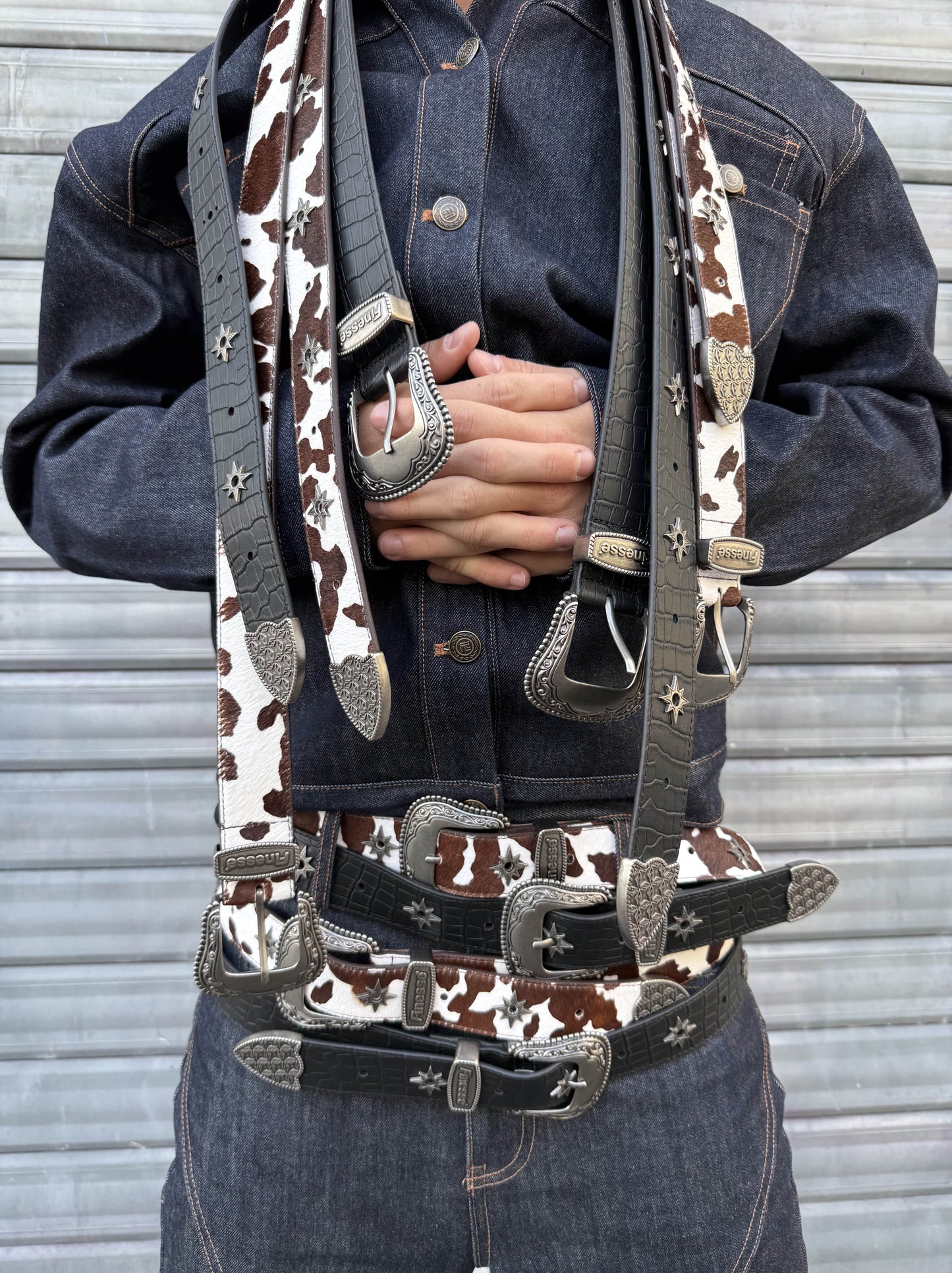 Homme portant plusieurs ceintures Finesse sur le buste, accessoires streetwear premium pour homme