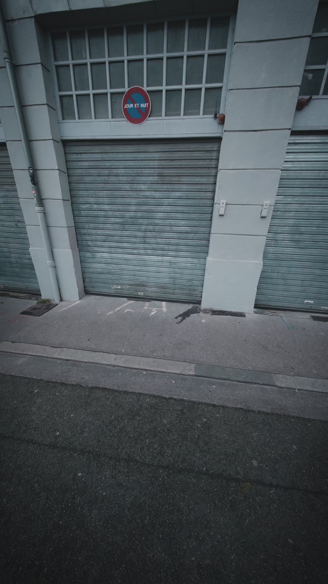 Charger la vidéo : homme faisant la queue dans la rue pour récupérer un manteau Finesse* Bomber