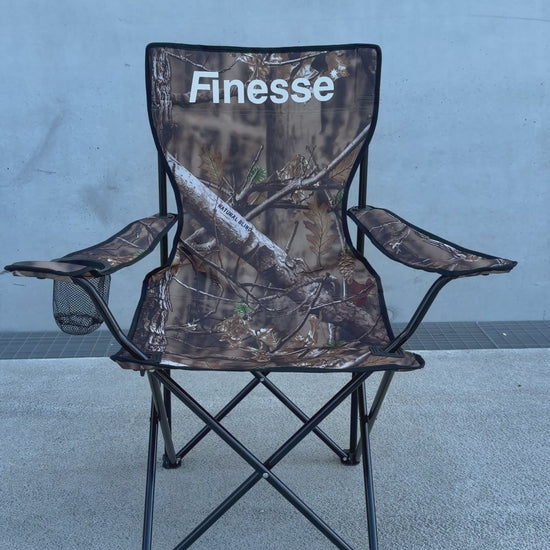 Vidéo démontrant la Finesse Camp Chair, chaise pliante au design outdoor inspiré de l’univers Finesse.
